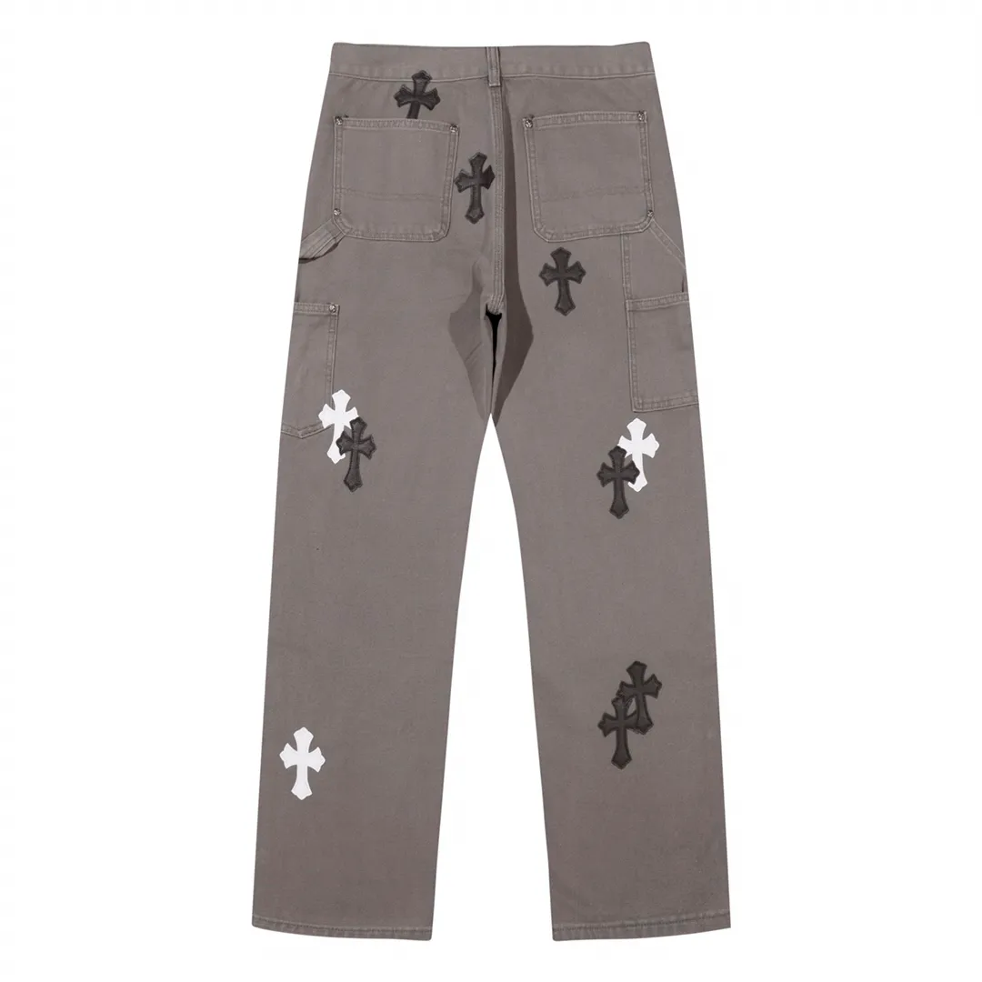P260 Style number: H357 Chrome hearts Cross patch leather jeans workwear logging pants Chrome hearts logging pants are here! ! ! CH Croix Heart Double Knee Cross Patch Leather Bo1 Style Logging Pants Straight-leg Work Pants B136 Croix Heart Cross Sanskrit Overalls Price 4W Level, Patched Cross Pattern Decoration, High Waist Washed Jeans! ! Absolutely high-end luxury products, 1.9W level god-level single products, super popular products, made by top heavy industry, not to be missed. About Zangyin, this is an extremely luxurious fashion brand, which can also be called the nobles of the high street. It has always been an exclusive brand of some hipsters or rich second generation. Compared with ordinary high streets, it is more luxurious and noble. Compared with luxury brands, it has a more fashionable personality and has always been a brand that I have a special liking for. Imported yarn is custom-woven into a high-density twill canvas, which ensures a crisp silhouette while also making the fabric feel very delicate. It follows the B01 classic silhouette, with a crisp and stylish upper body. The ready-made garments are stone-ground and fermented and can be matched with any style. Buttons and zinc are washed with genuine YKK retro metal products. Double-layered canvas on the front. Perfect details. All hardware is perfect. Size: s-XXL Color: Gray